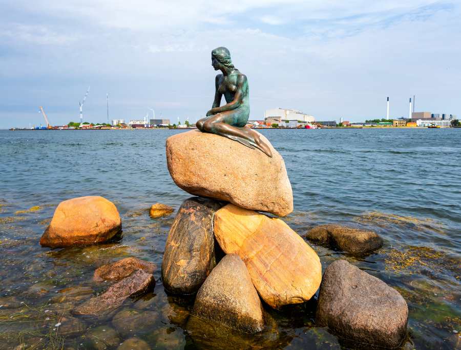 Bức tượng Nàng Tiên Cá đã trở thành biểu tượng bất tử của thành phố Copenhagen