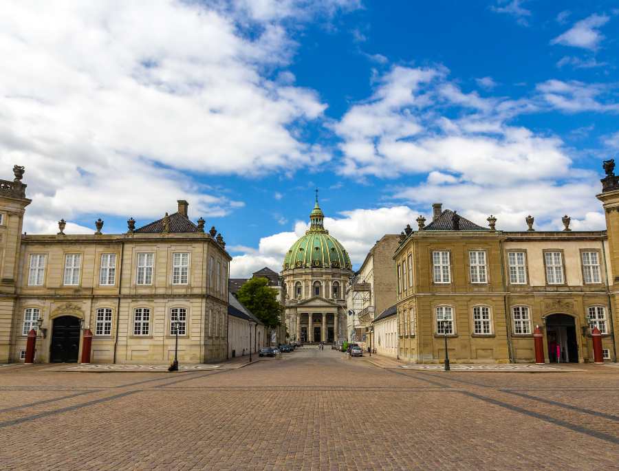 Amalienborg Palace là một quần thể gồm bốn cung điện giống hệt nhau được sắp xếp theo hình bát giác