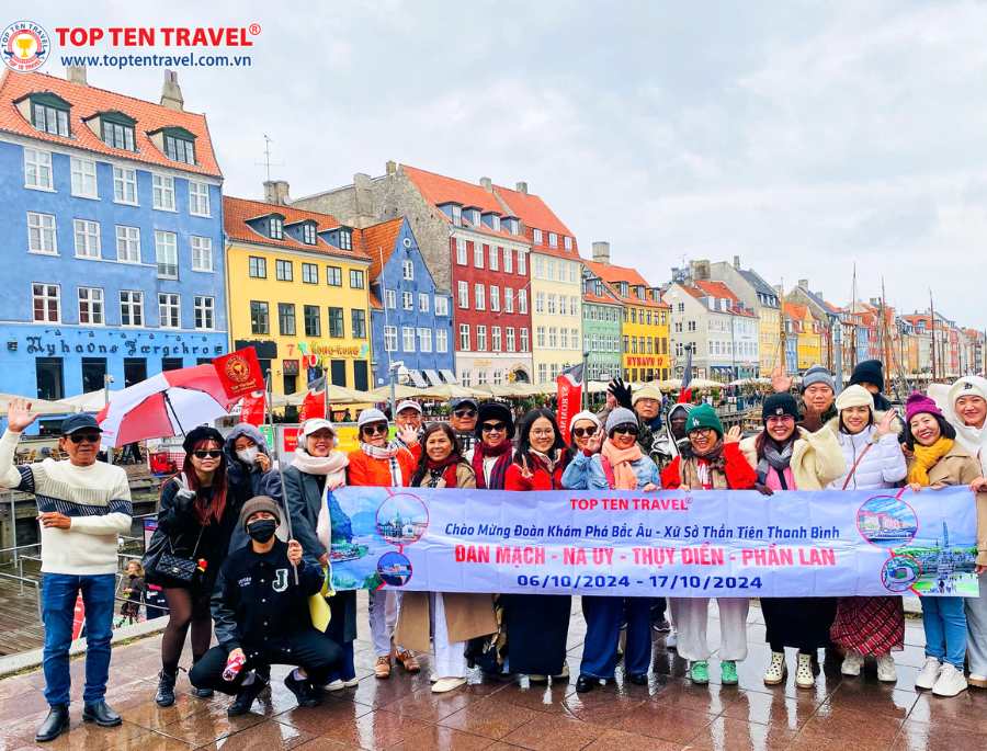 Đoàn khách tới tham quan tại Bến Cảng Nyhavn