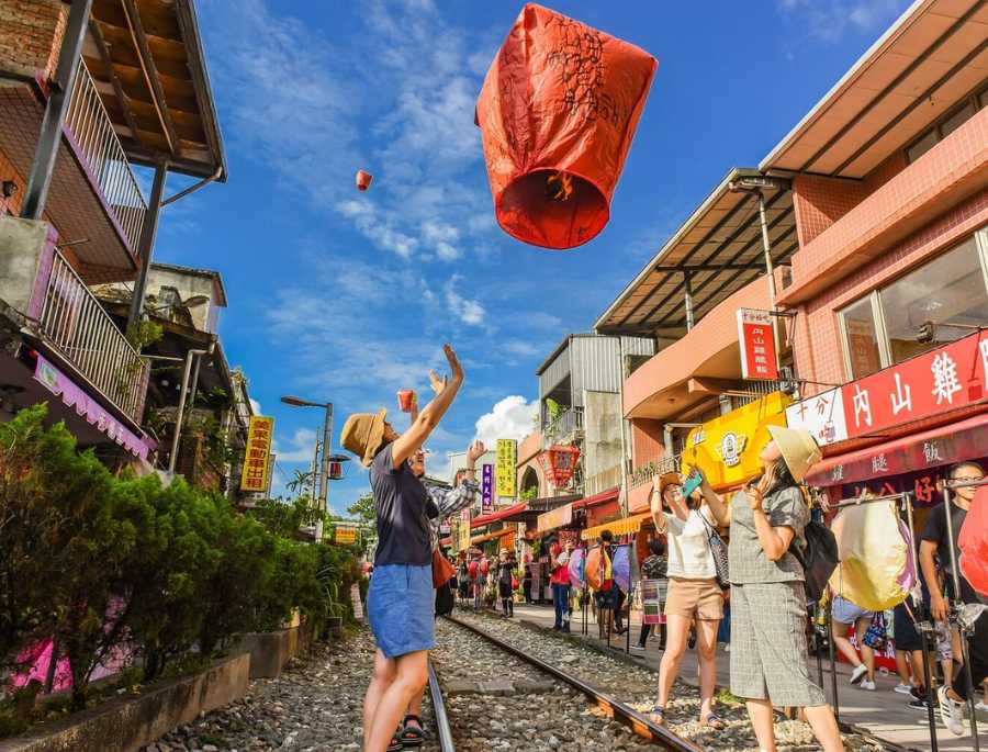 Trải nghiệm thả đèn trời tại Làng Cổ Thập Phần