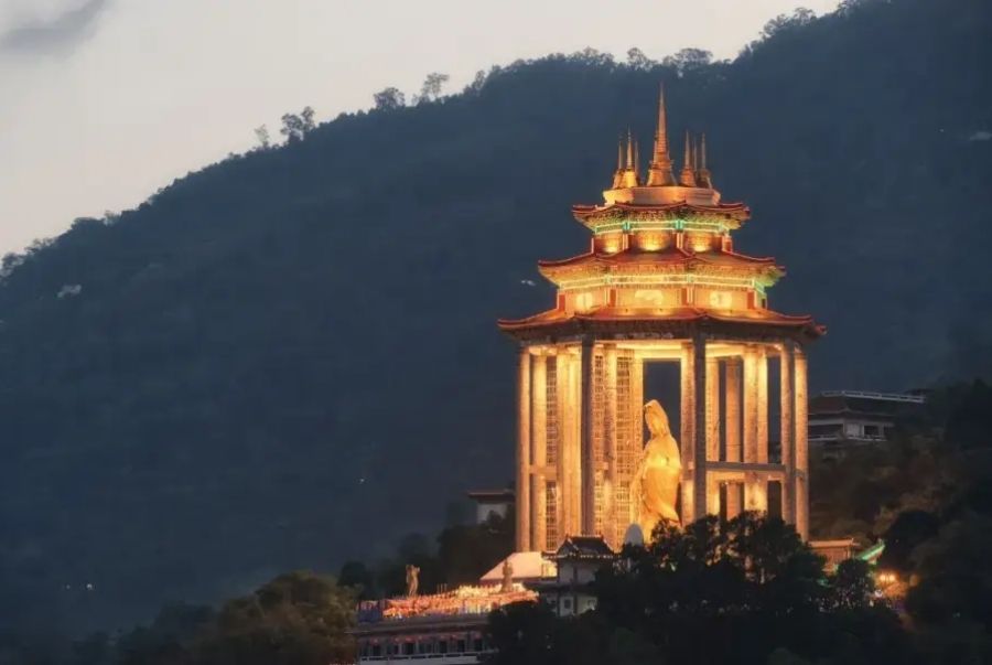 Điểm nhấn của chùa Kek Lok Si là bức tượng Phật cao 30 mét đứng giữa núi đồi