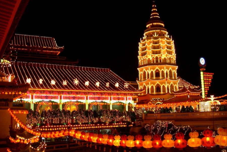 Chùa Kek Lok Si rực rỡ trong đêm lễ hội với hàng ngàn chiếc đèn lồng