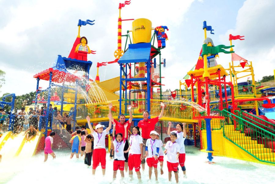 Vui chơi công viên nước đầy sắc màu tại Legoland