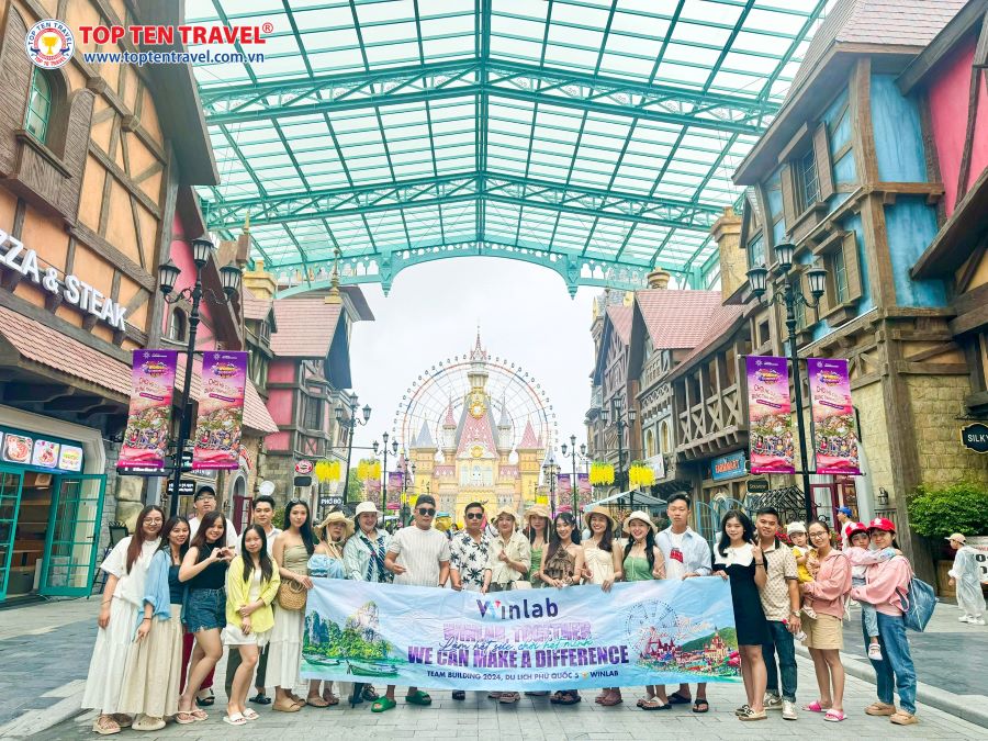 Đoàn khách Top Ten Travel tham quan và khám phá nhiều địa điểm nổi tiếng 