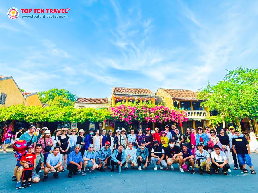 Đoàn khách Top Ten Travel tham quan và chụp ảnh tại phố cổ Hội An 