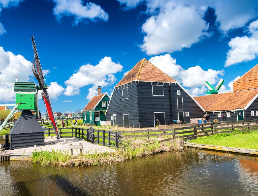 Khung cảnh bình yên tại Làng cối xay gió Zaanse Schans