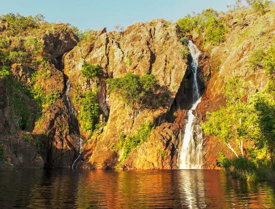 Kakadu sở nhiều cảnh quan hùng vĩ với các thác nước chảy từ trên cao xuống