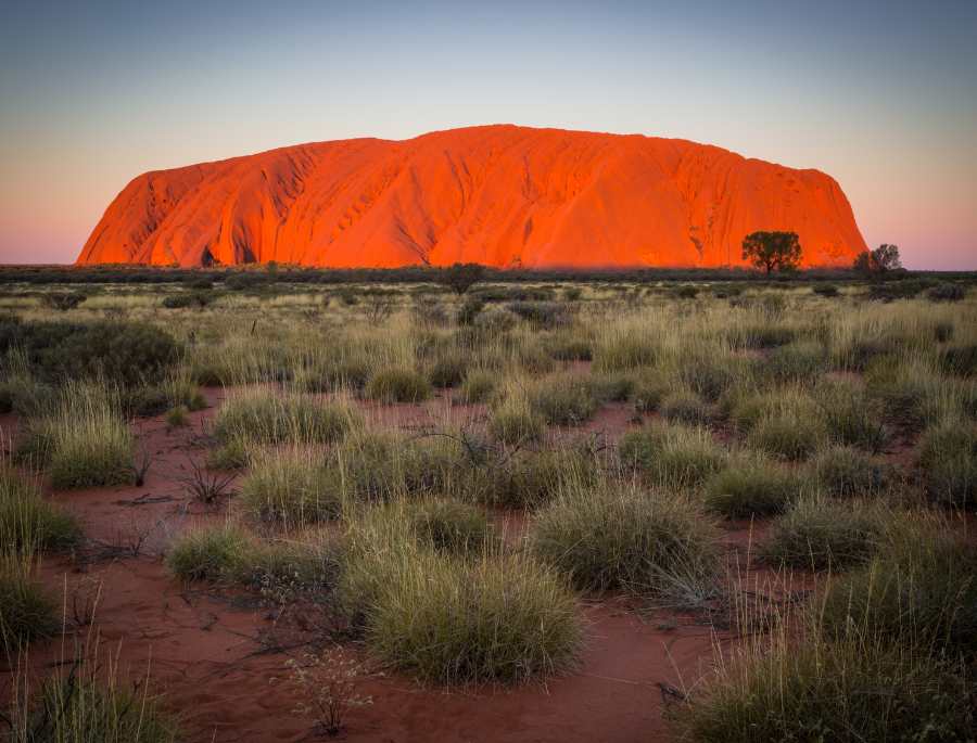  Uluru (Ayers Rock) là một khối đá đỏ khổng lồ nằm giữa sa mạc với màu sắc rực rỡ