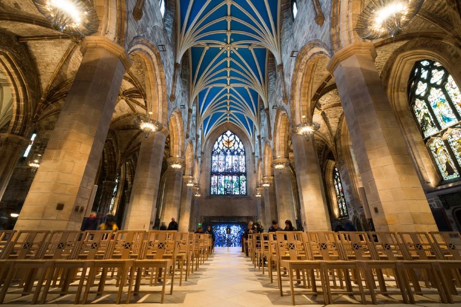 Lối kiến trúc đặc sắc đầy choáng ngợp của nhà thờ St Giles khiến biết bao du khách phải trầm trồ 