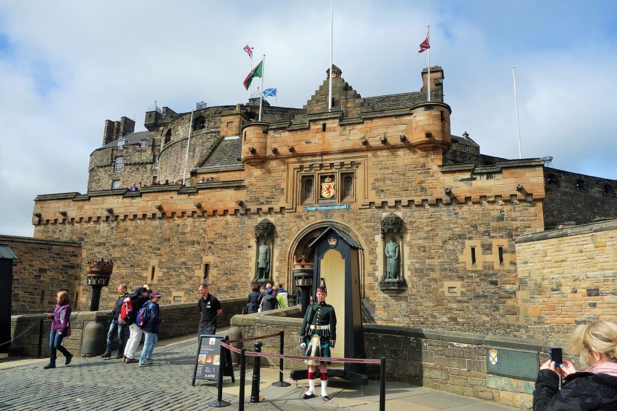 Lâu đài Edinburgh ngày nay là một trong những địa điểm du lịch nổi tiếng nhất tại thành phố Edinburgh