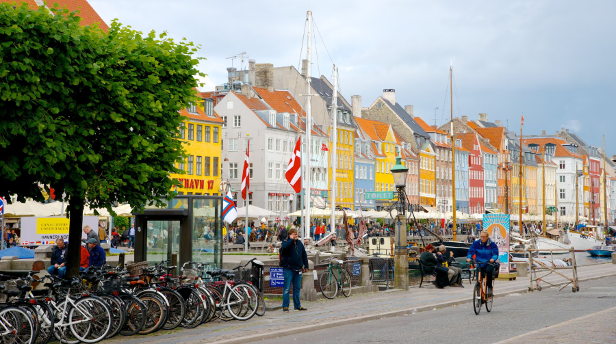 Kênh đào Nyhavn hiện lên như một dải lụa đào mềm mại