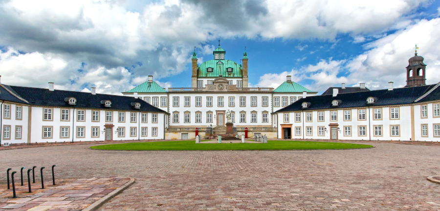 Cung điện Fredensborg có diện tích rộng lớn