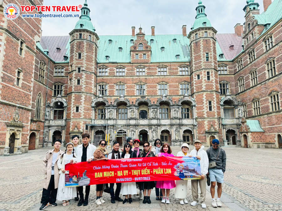 Đoàn Khách tham quan chụp ảnh tại các địa điểm du lịch ở Copenhagen