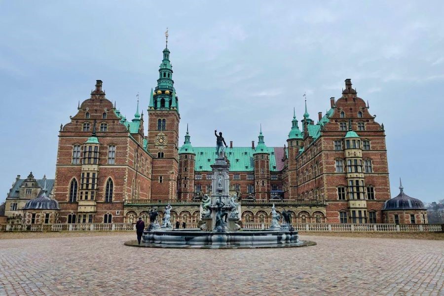  Lâu đài Frederiksborg hiện lên như một viên ngọc Phục hưng lấp lánh