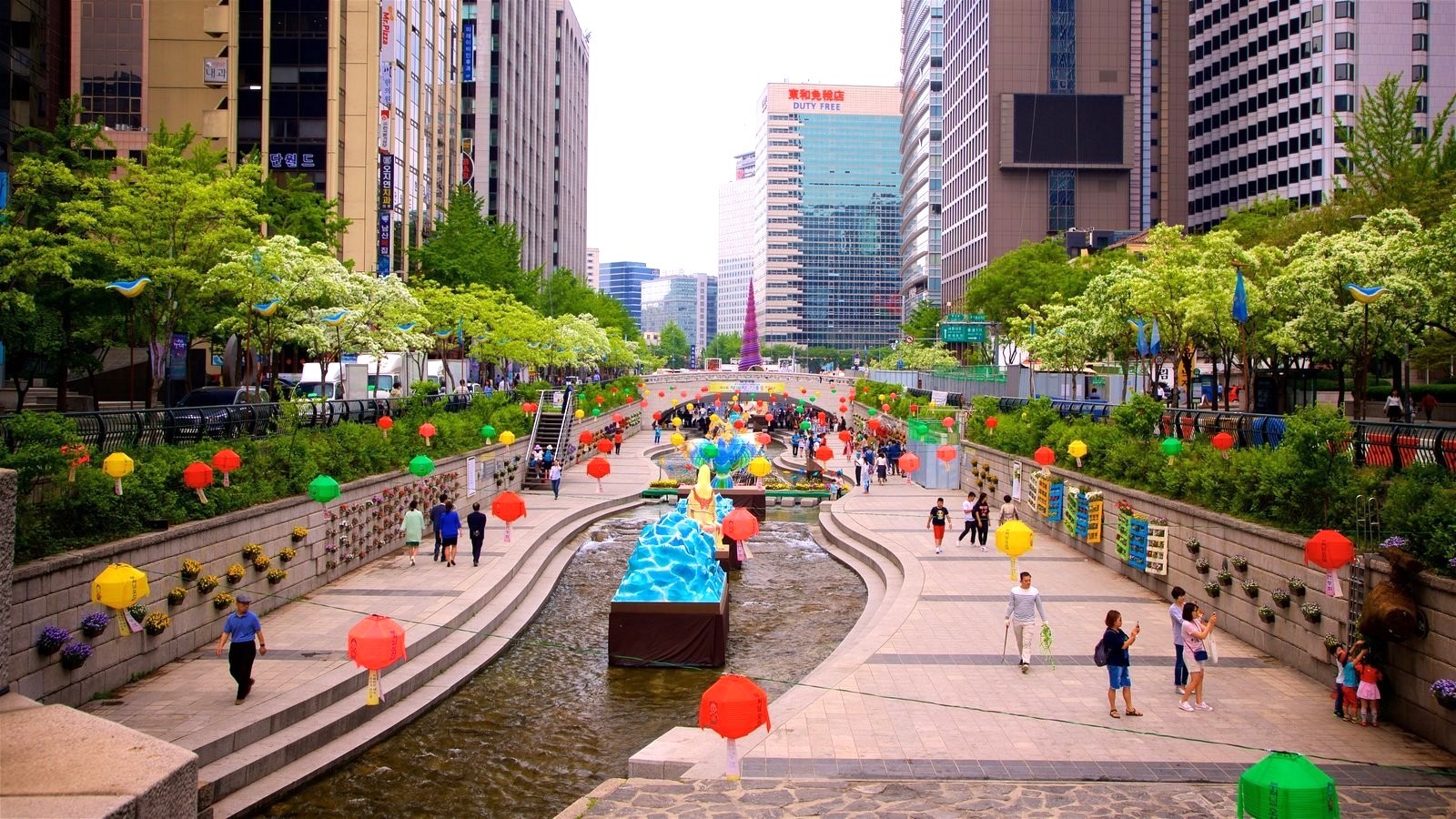 Khu vực dòng suối Cheonggyecheon chảy qua trở thành địa điểm dạo mát của người dân Seoul