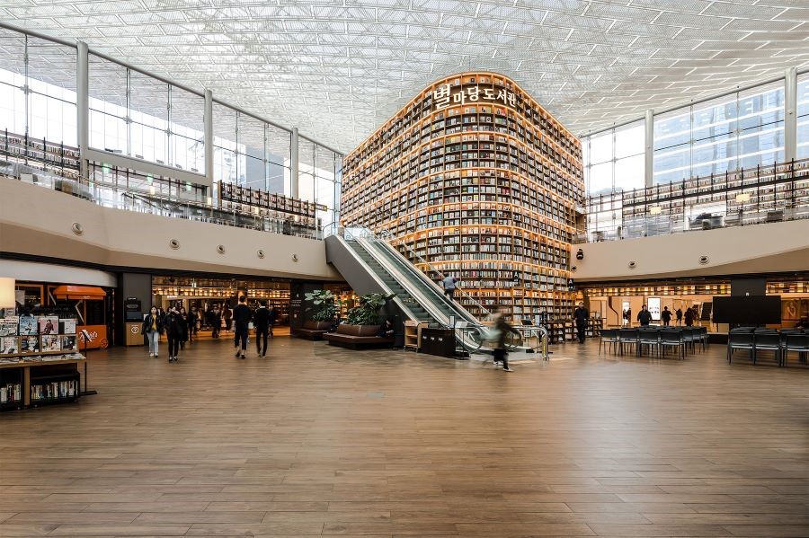 Tháp sách cao 13 mét vô cùng viral trên trang trang mạng xã hội của Thư viện Starfield