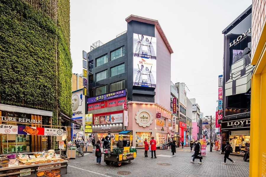 Myeongdong là thiên đường mua sắm nổi tiếng tại Hàn Quốc với nhiều thương hiệu lớn