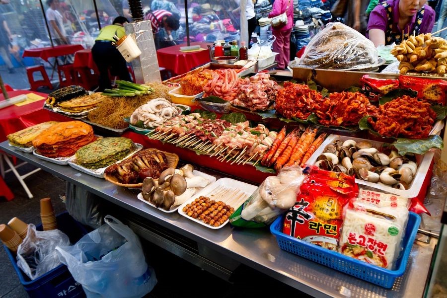 Những sạp hàng bày bán ẩm thực đa dạng tại Namdaemun