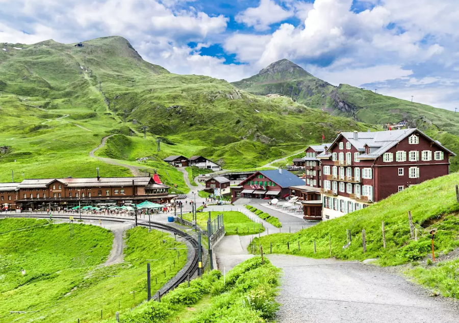 Khung cảnh yên bình trên đỉnh núi