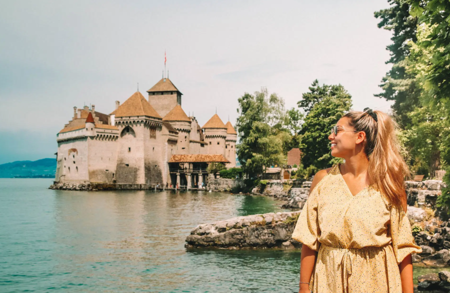 Lâu đài Chillon nằm trên một hòn đảo nhỏ giữa lòng hồ Geneva thơ mộng