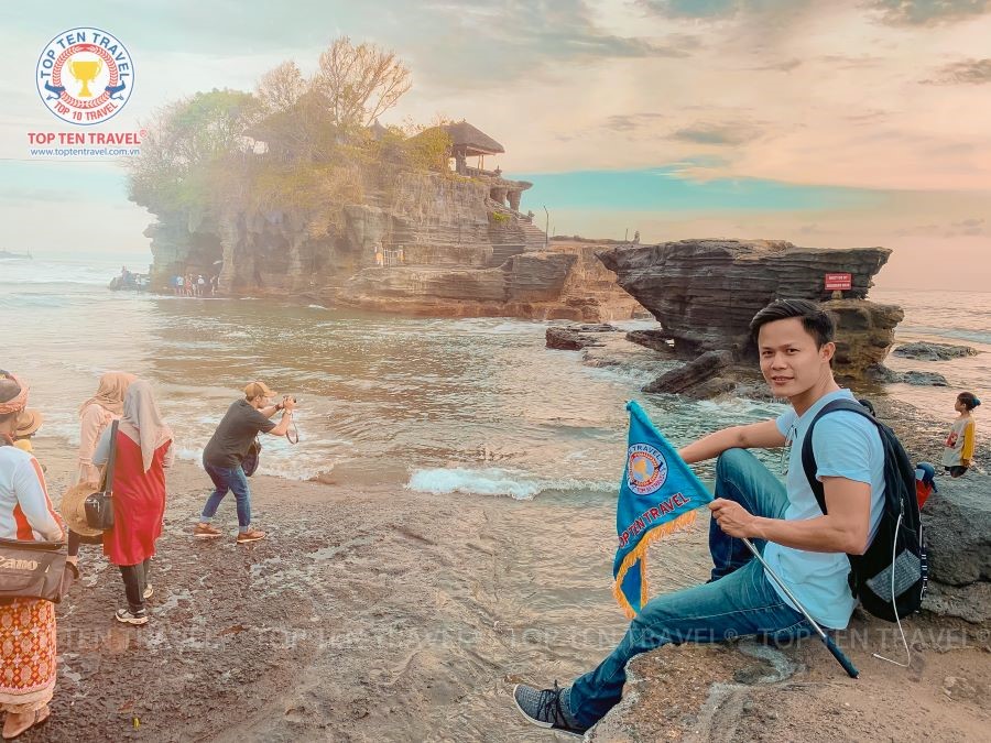 Khách Top Ten tham quan và chụp ảnh tại Đền Tanah Lot