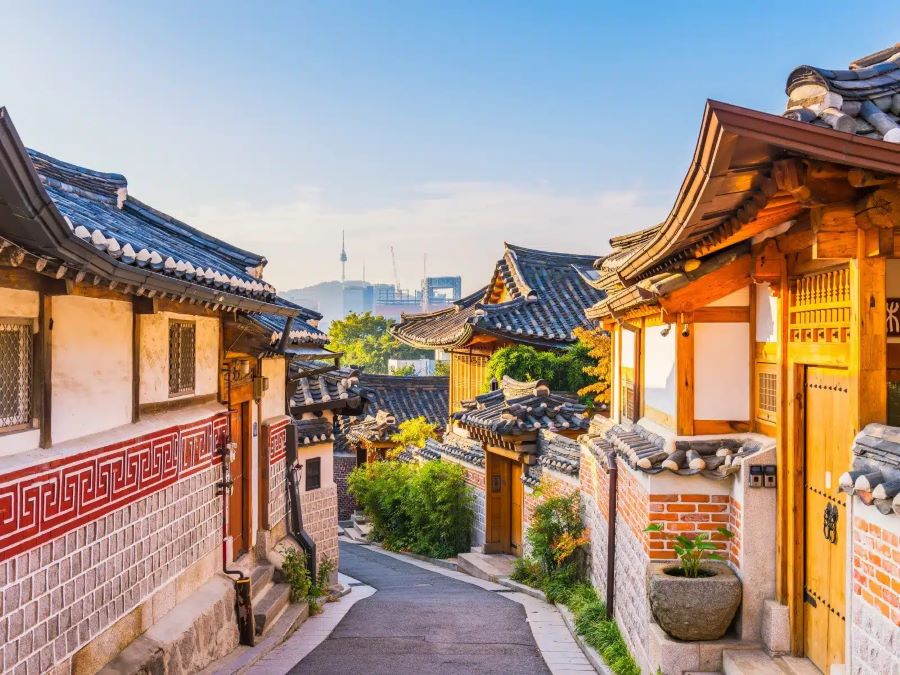 Làng Bukchon Hanok ở Seoul là một ngôi làng truyền thống có lịch sử 600 năm