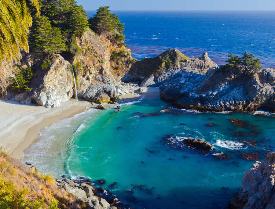 Big Sur sở hữu nhiều cung đường đi bộ nổi tiếng như Ridge Trail và Bluff Trail