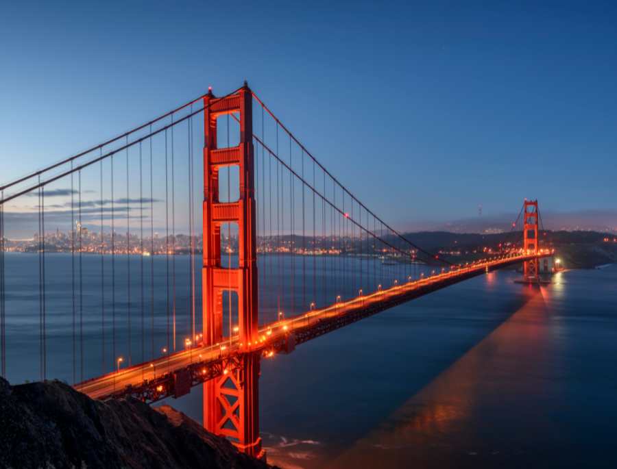 Khung cảnh rực rỡ của cầu cổng vàng mỗi khi màn đêm buông xuống