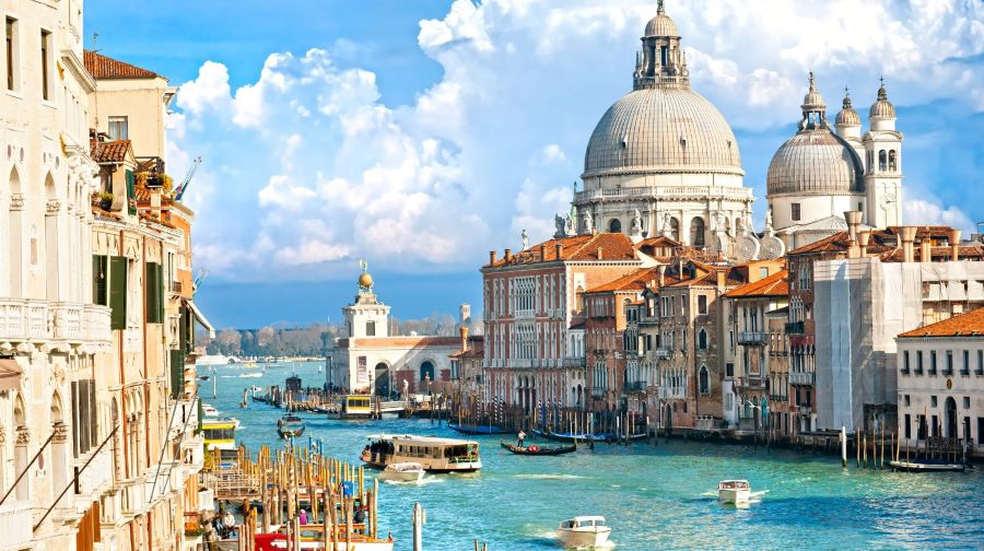 Venice là một trong những thành phố kênh đào đẹp nhất trên thế giới