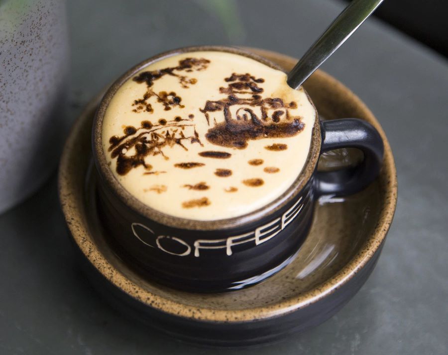 Cà phê trứng là sự kết hợp mới mẻ giữa cà phê và phần kem trứng thơm bùi, béo ngậy