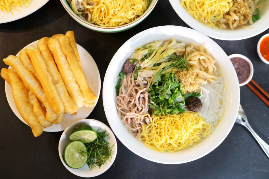 Bún thang có hương vị đậm đà cùng vẻ ngoài bắt mắt với nhiều màu sắc khác nhau