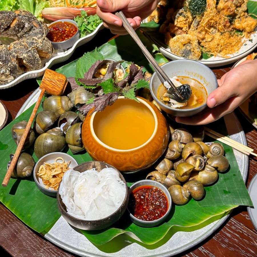 Bún ốc nguội với nước dùng ngọt thanh, thơm nức mũi, hơi chua nhẹ của giấm bỗng