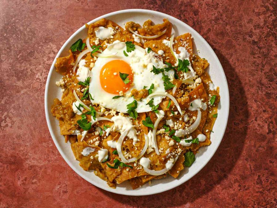 Chilaquiles là một món bánh cực kỳ quen thuộc, thường được thưởng thức trong bữa sáng và bữa tối ở Mexico