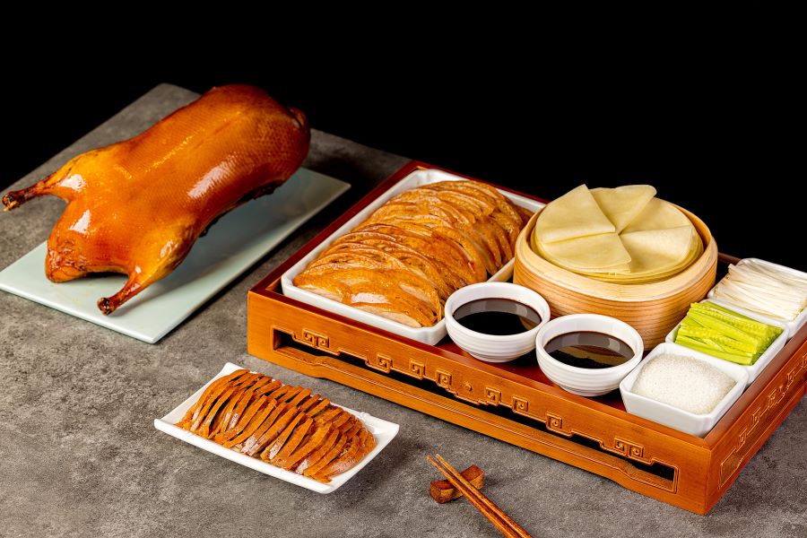 Vịt quay Bắc Kinh có phần da màu nâu sẫm cực kỳ bắt mắt, phần thịt chín vừa phải cực kỳ mềm thơm và ngọt thịt