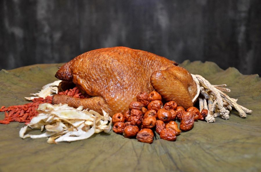 Gà ăn mày sau khi nướng xong vẫn giữ được hương vị thơm ngọt tự nhiên cực kỳ bắt miệng