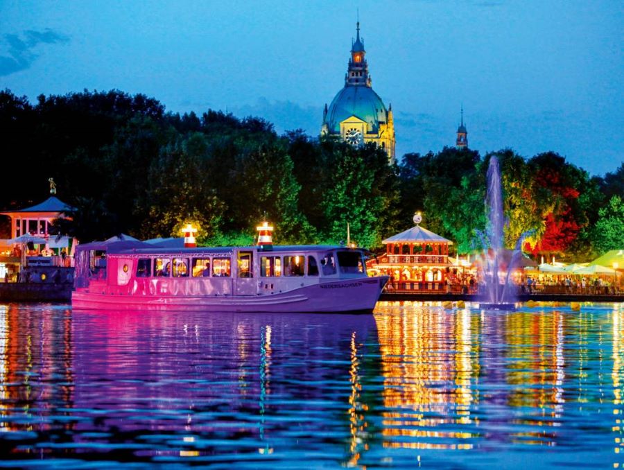 Vào buổi tối, bầu trời đêm được thắp sáng bởi những màn bắn pháo hoa rực rỡ, tạo nên một khung cảnh vô cùng ấn tượng và lãng mạn