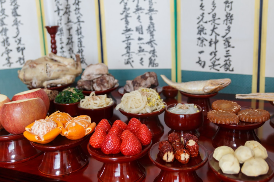 Người Hàn khéo léo chế biến gạo thành những chiếc bánh Songpyeon mềm dẻo, nấu những nồi cơm thơm dẻo và ủ men rượu makgeolli sóng sánh