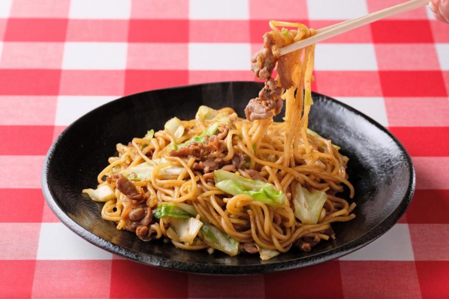 Yakisoba là tên gọi của món mì xào thơm ngon nức tiếng trong ẩm thực Nhật Bản