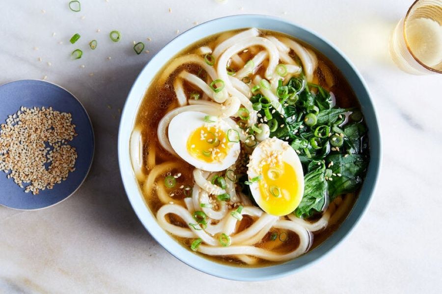 Sợi mì Udon to, dày, dai, khá nhạt do đó được người Nhật ăn kèm với phần nước dùng nấu từ nước tương, Dashi và rượu Mirin