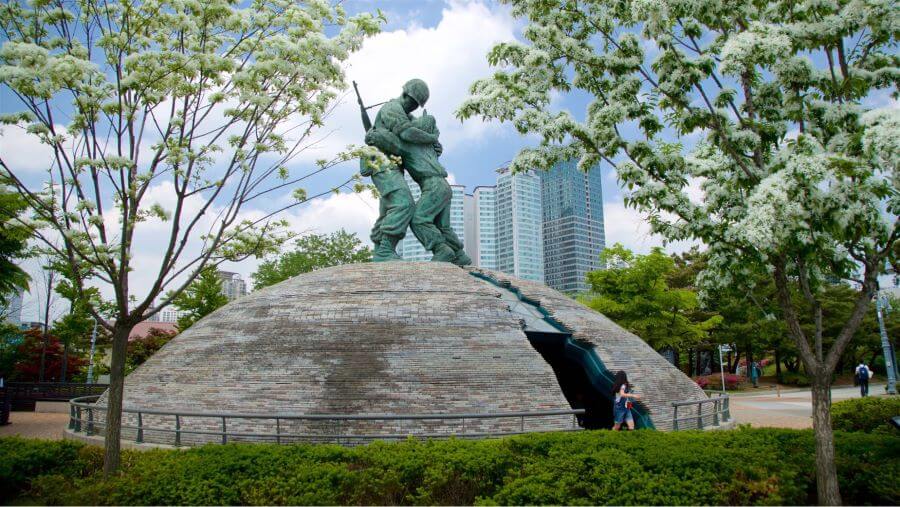 Đài tưởng niệm Chiến tranh Triều Tiên là một địa điểm quan trọng để tưởng nhớ và tìm hiểu về cuộc chiến tranh đau thương
