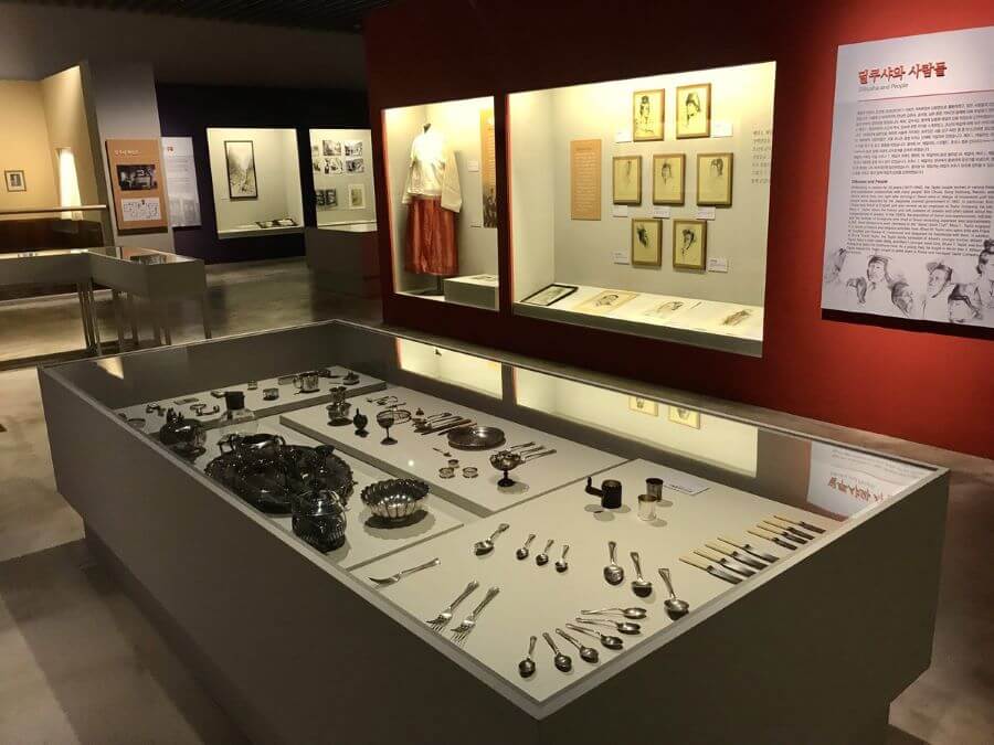 Bạn sẽ được chiêm ngưỡng những hiện vật từ thời Joseon với những mô hình cung điện, kiến trúc đô thị và đời sống sinh hoạt của người dân thời xưa