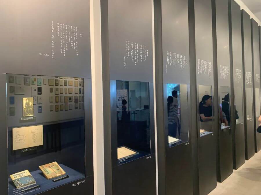 Bảo tàng Nhà Thơ Yun Dong-ju là điểm đến dành cho những ai yêu thơ ca và muốn tìm hiểu về cuộc đời của nhà thơ vĩ đại tại Hàn Quốc