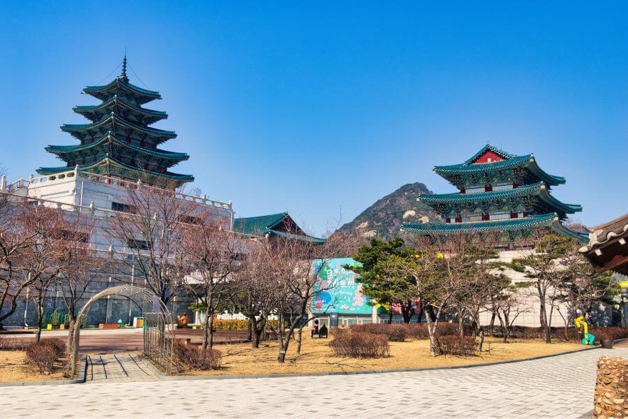 Bảo tàng Dân gian Quốc gia Hàn Quốc nằm trong khuôn viên rộng lớn của Cung điện Gyeongbokgung tráng lệ