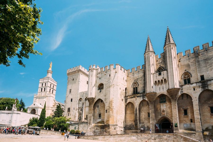 Palais des Papes là một công trình cung điện nổi tiếng tọa lạc tại Phố cổ Avignon