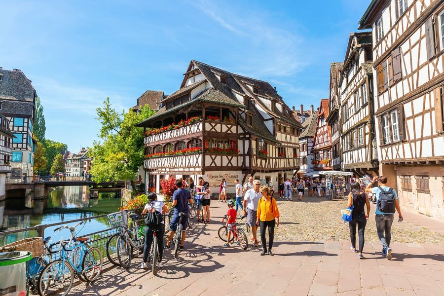 Strasbourg có quang cảnh tươi đẹp quanh năm nhưng lại trở nên đặc biệt hơn vào mùa hè