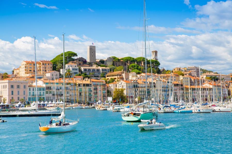 Cannes sở hữu những bãi biển trong xanh cùng bãi cát trắng mịn trải dài vô cùng ấn tượng