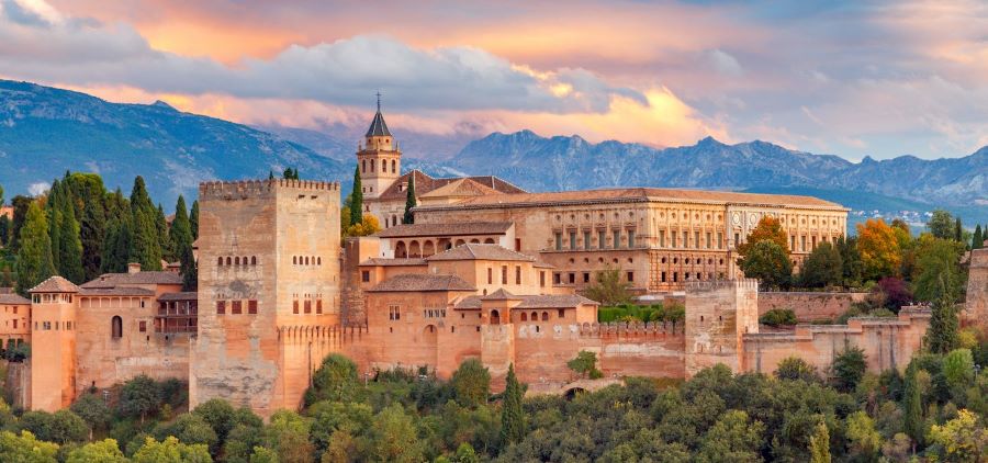 Lâu đài Alhambra vừa là cung điện xa hoa, vừa là pháo đài vững chắc nằm ở phía Nam của Tây Ban Nha
