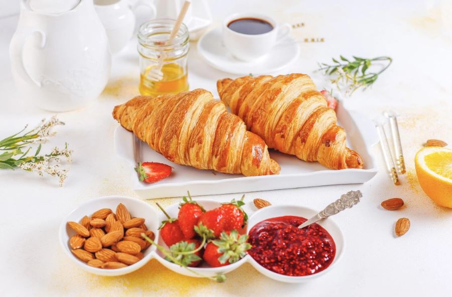 Bánh sừng bò Croissant thơm nức mùi bơ cùng lớp vỏ bánh giòn, mỏng, nhiều lớp xếp chồng lên nhau đẹp mắt