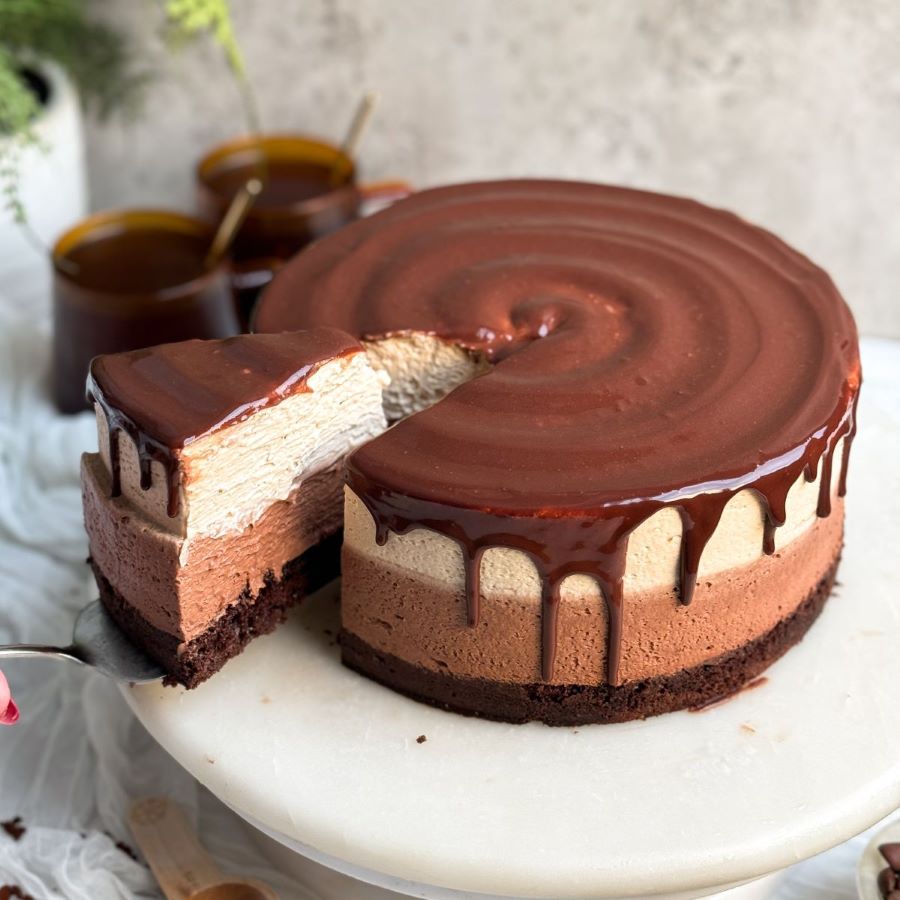 Bánh Mousse với lớp kem tươi mềm mịn, mát lạnh, có cảm giác như tan trong miệng