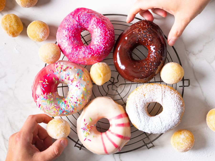 Donut là loại bánh ngọt có dạng hình vòng bánh xe hoặc hình cầu dẹt, hương vị ngọt ngào khó cưỡng 